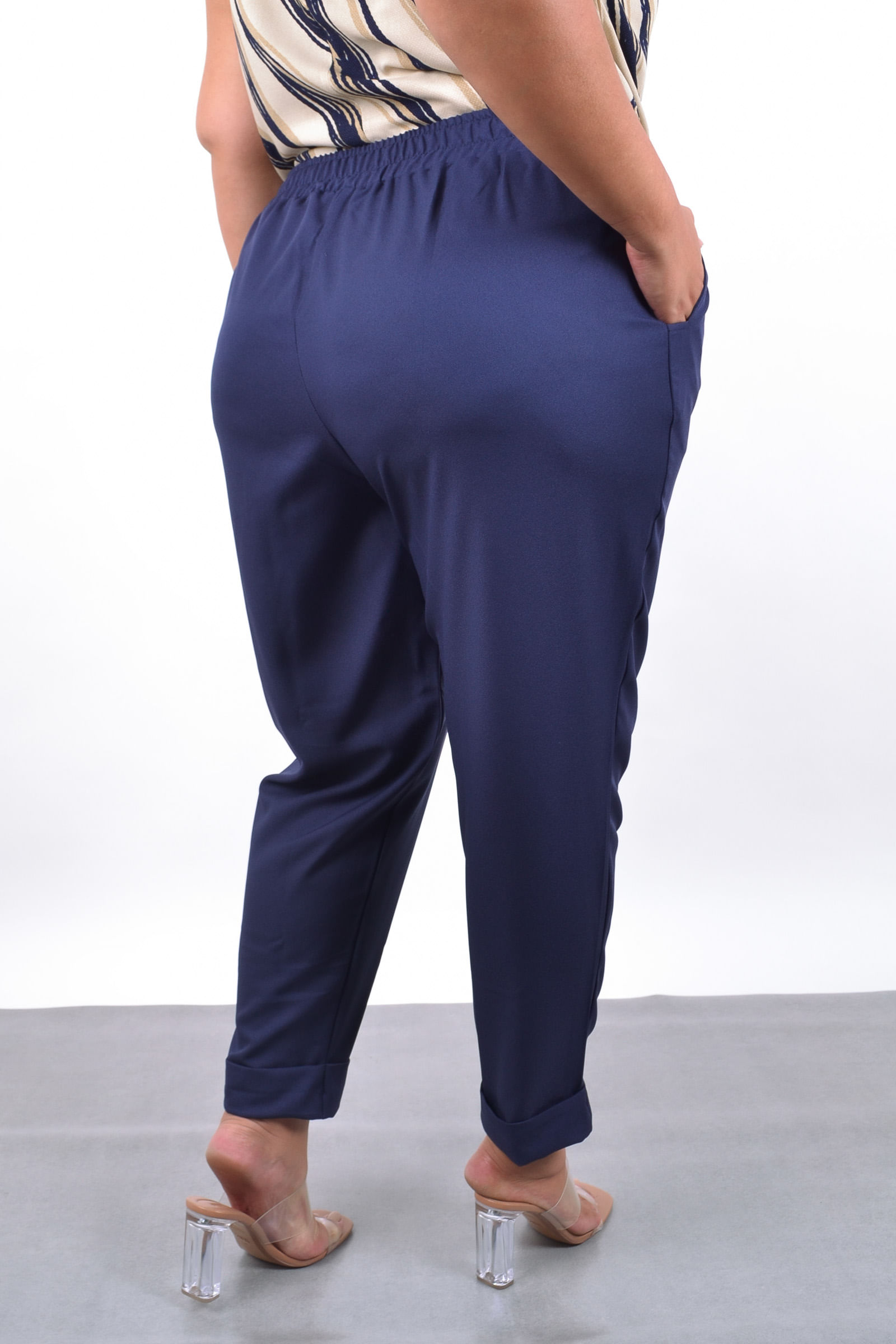 Calca tecido plano com elastano plus size_0004_4.jpg